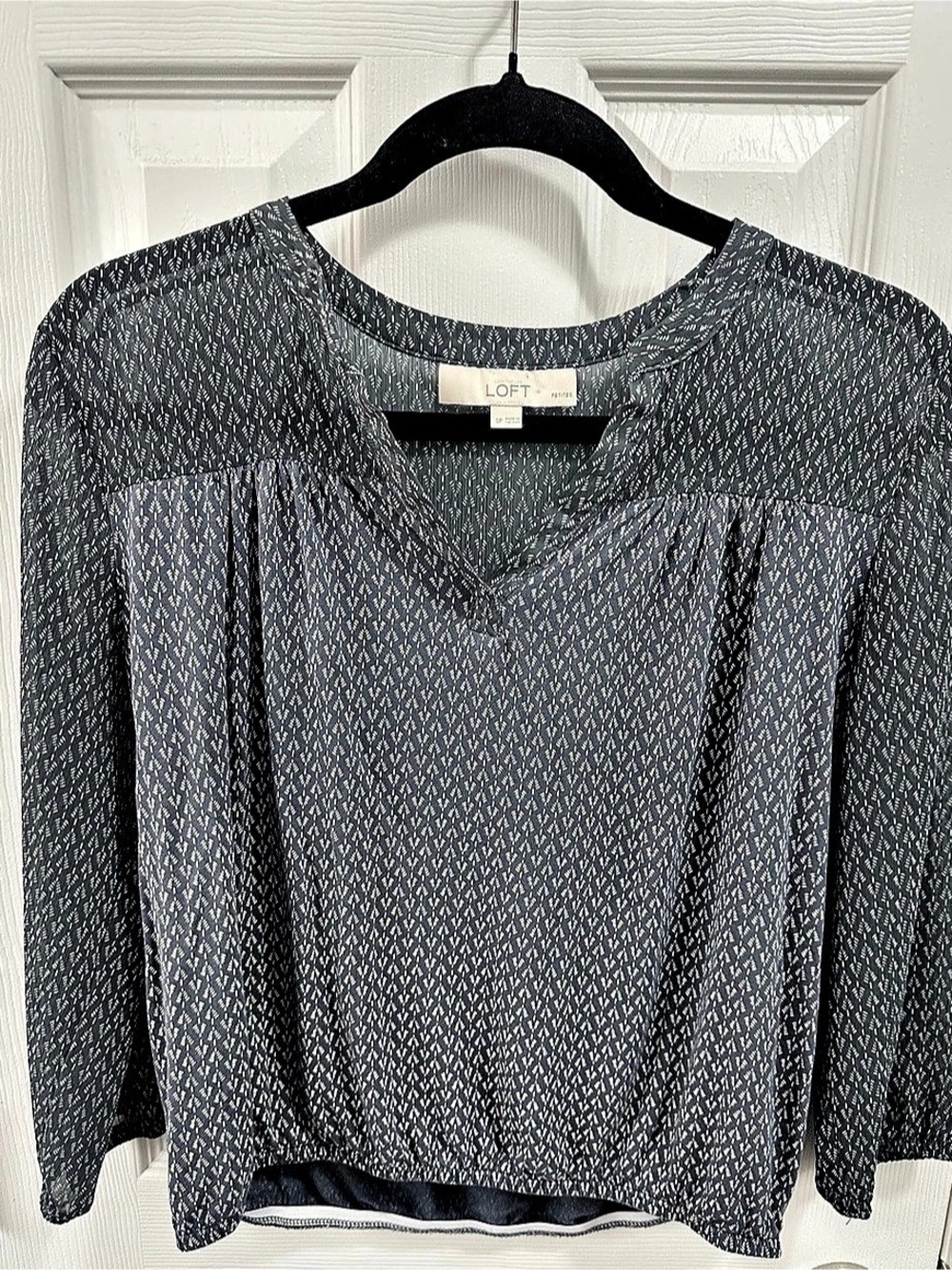 LOFT Petite Printed Blouse Geometric Blouse in Gray & White Size Small
